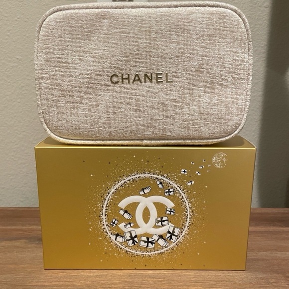 NIB! CHANEL HOLIDAY GIFT SET ON THE GO MOISTURE 2023 - Picture 2 of 5